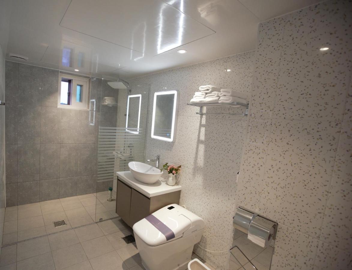 Am Ort Hotel Йосу Экстерьер фото