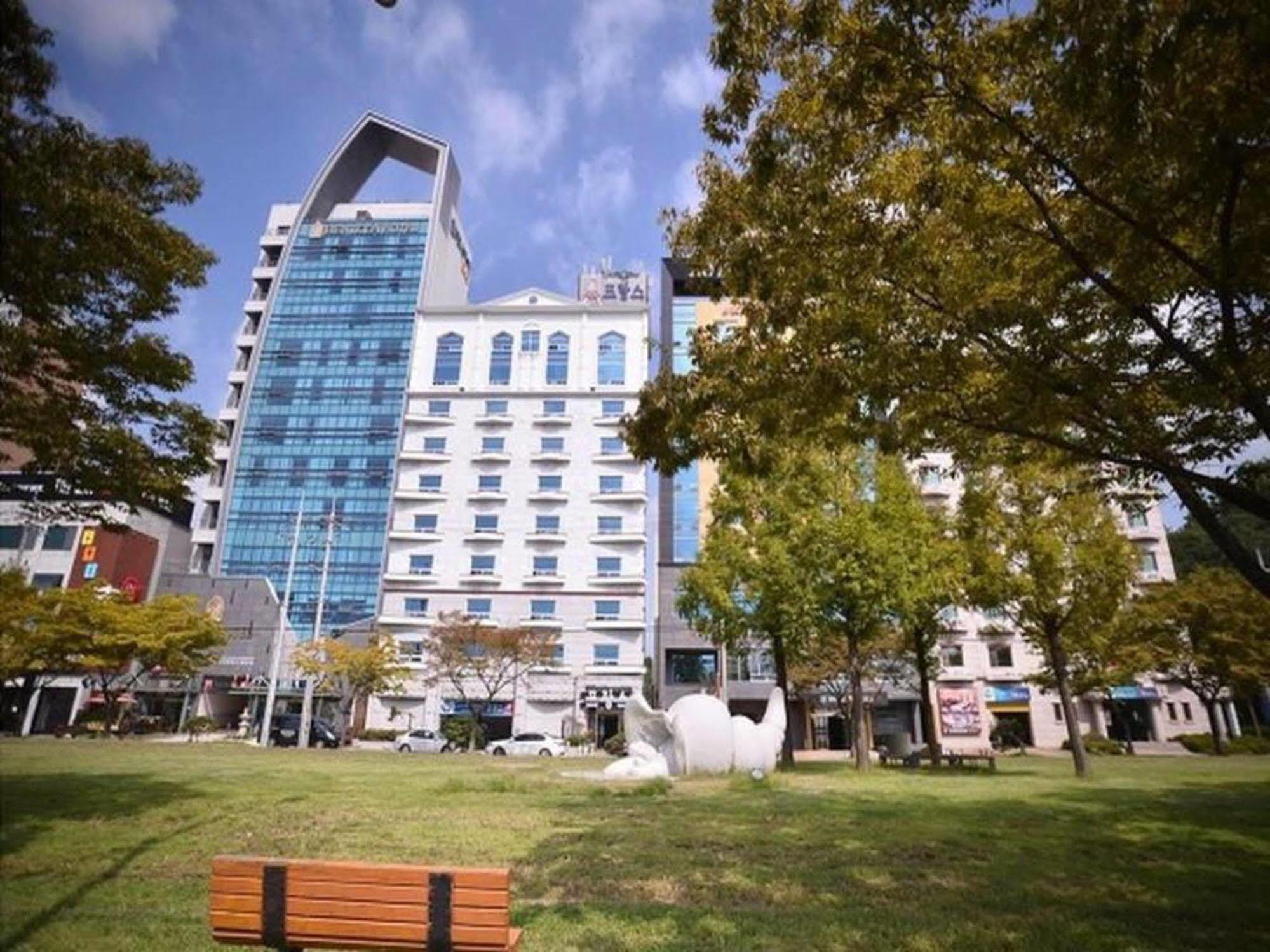 Am Ort Hotel Йосу Экстерьер фото