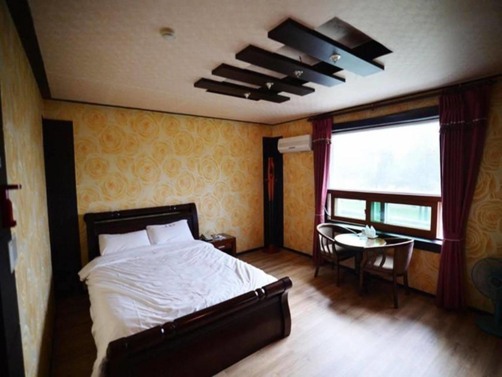 Am Ort Hotel Йосу Экстерьер фото